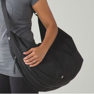 Lululemon resolution hobo bag